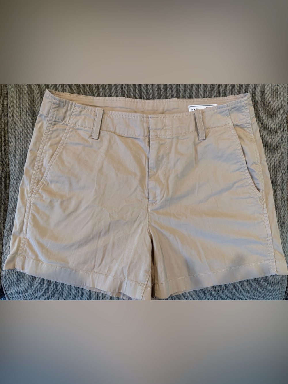 GAP Women’s 4” Downtown Khaki Short. Size 10.